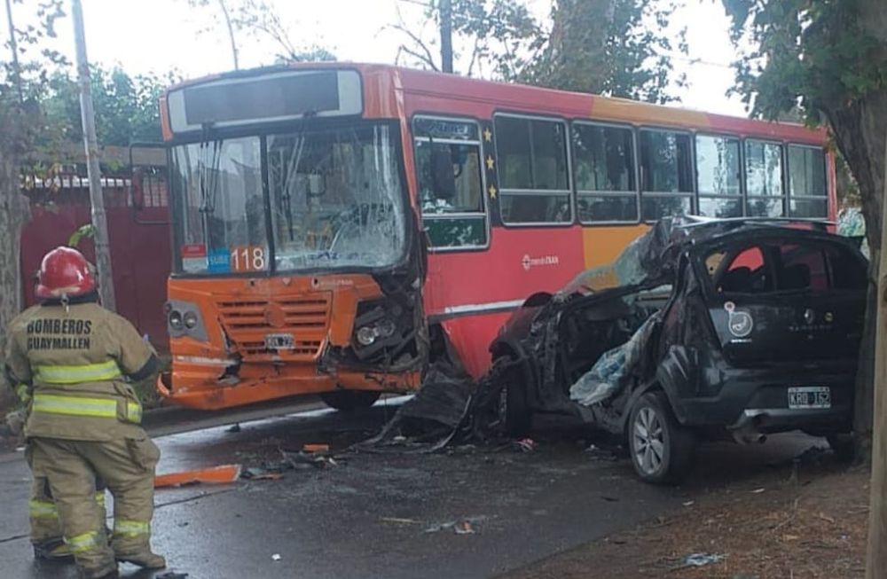 Tras el choque, la mujer de 30 años quedó atrapada en el interior del habitáculo, por lo que se solicitó los servicios de personal de bomberos para lograr liberarla. / Prensa Ministerio de Seguridad
