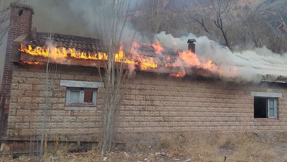 Incendio en Polvaredas, en Alta Montaña.