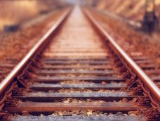 Lo esencial del ferrocarril son las vías férreas, lo que circula sobre ellas es secundario.