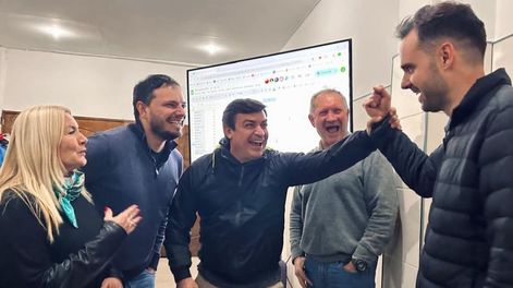 Los Andes | Triunfo. Laura Balsells Miró, Álvaro Martínez, Omar De Marchi y Rolando Baldasso saludan a Gabriel Pradines por el triunfo en la interna del Pro. Foto: Prensa Lista Propuesta Federal