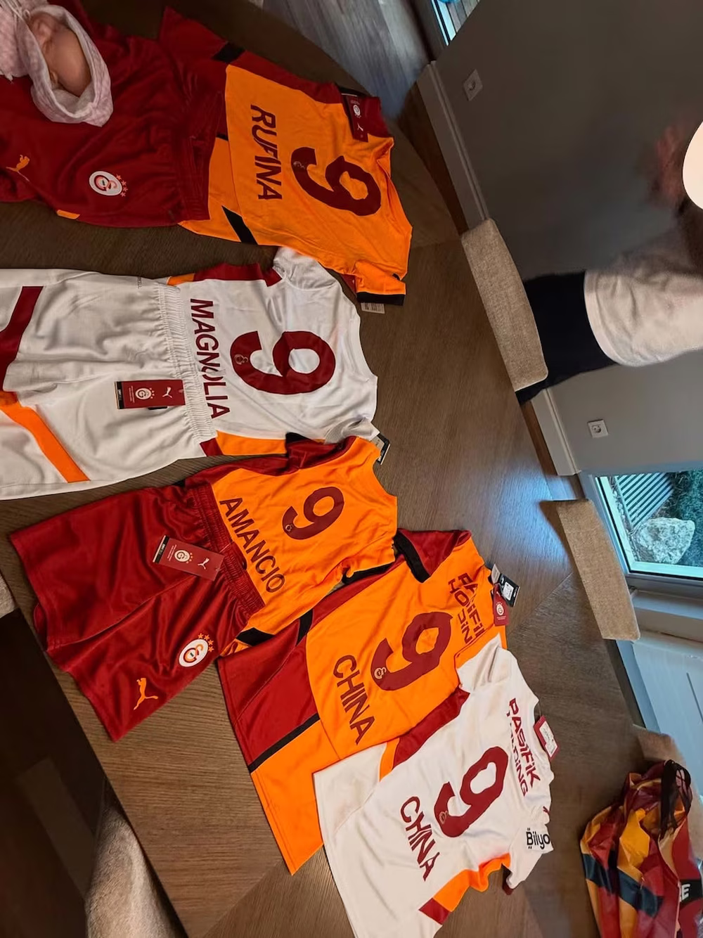 El detalle en una foto de la China Suárez en Turquía.avif
