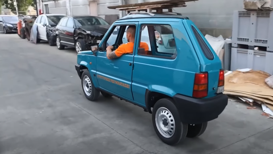 Un italiano transformó su auto en el más estrecho del mundo.