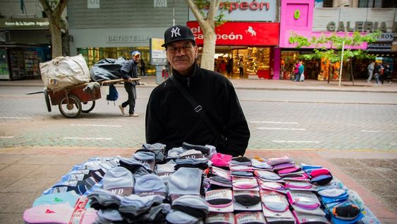 Las calles del centro de Mendoza tienen cada vez más vendedores ambulantes, signo de una época en la que “hay que rebuscárselas”.  | Foto: Los Andes