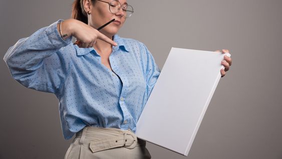 Mujer ante una página en blanco. Fotografía: Freepik.