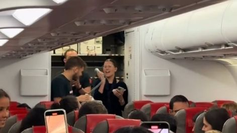 En el mismo vuelo estaba el grupo musical Mayumana, que se destaca por trabajar con percusiones. La banda se unió a Andi y juntos dieron un grato espectáculo.