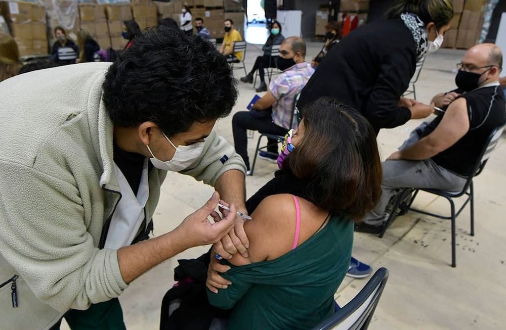 Mendoza habilitó la vacunación contra el coronavirus para extranjeros mayores de 18 años residentes en la provincia. Foto: Orlando Pelichotti / Los Andes