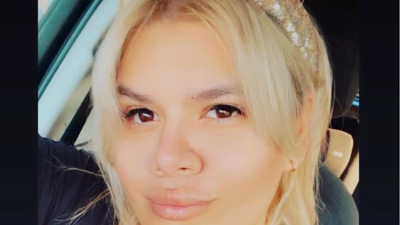 More Rial: sugestivos escotes y jueguitos con un piercing en la lengua