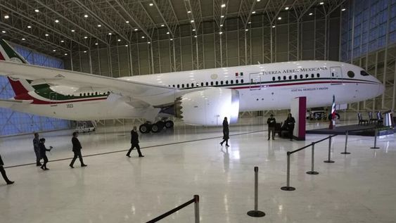 El mandatario señaló que tener el avión en tierra y pagar su mantenimiento es incluso más barato que usarlo, debido a los altos costos de traslado.