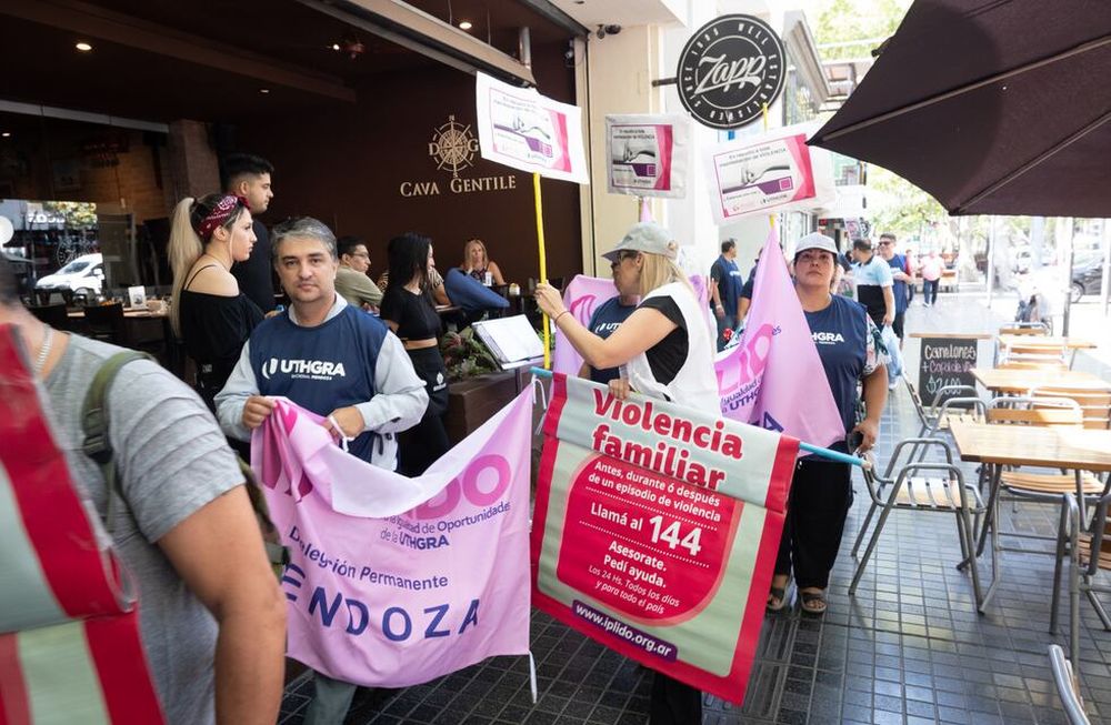 Protesta del gremio de los trabajadores gastronómicos Uthgra en la calle Arístides reclamando trabajo en blanco. | Foto: Ignacio Blanco / Los Andes
