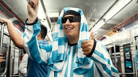 El influencer Chapu Martínez con su característico traje para producir contenido en el Mundial Qatar 2022. (Foto de Instagram @chapumartinez)