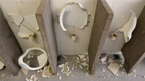 Los Andes | Unos 500 hinchas se enfrentaron con la Policía de Mendoza y rompieron canteros, inodoros, puertas y mingitorios de baños, del estadio Malvinas Argentinas. Foto: Orlando Pelichotti