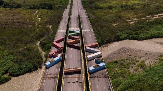 Contenedores bloquean el puente de Tienditas, en la frontera entre Colombia y Venezuela, el pasado 5 de agosto. (AP Photo/Matias Delacroix, File)