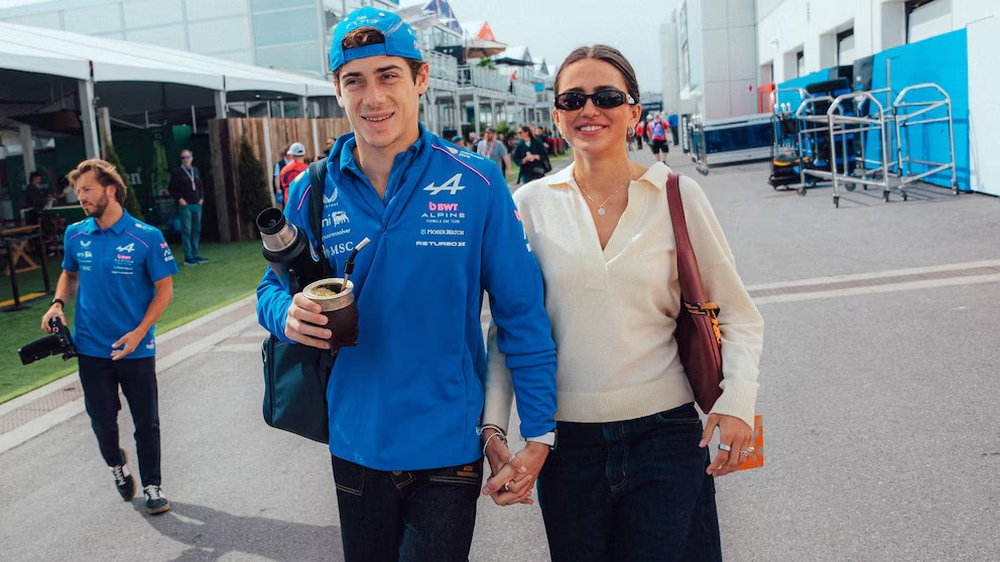 Franco Colapinto junto a su novia, Maia Reficco, en su llegada al circuito Gilles Villeneuve de Montreal.