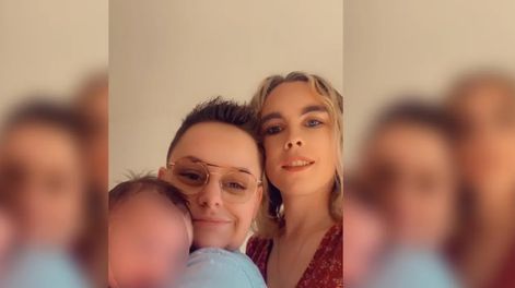 Mattéo y Victoire, la primera pareja trans en tener un hijo en Francia, con su hija Avah. Gentileza: TN.