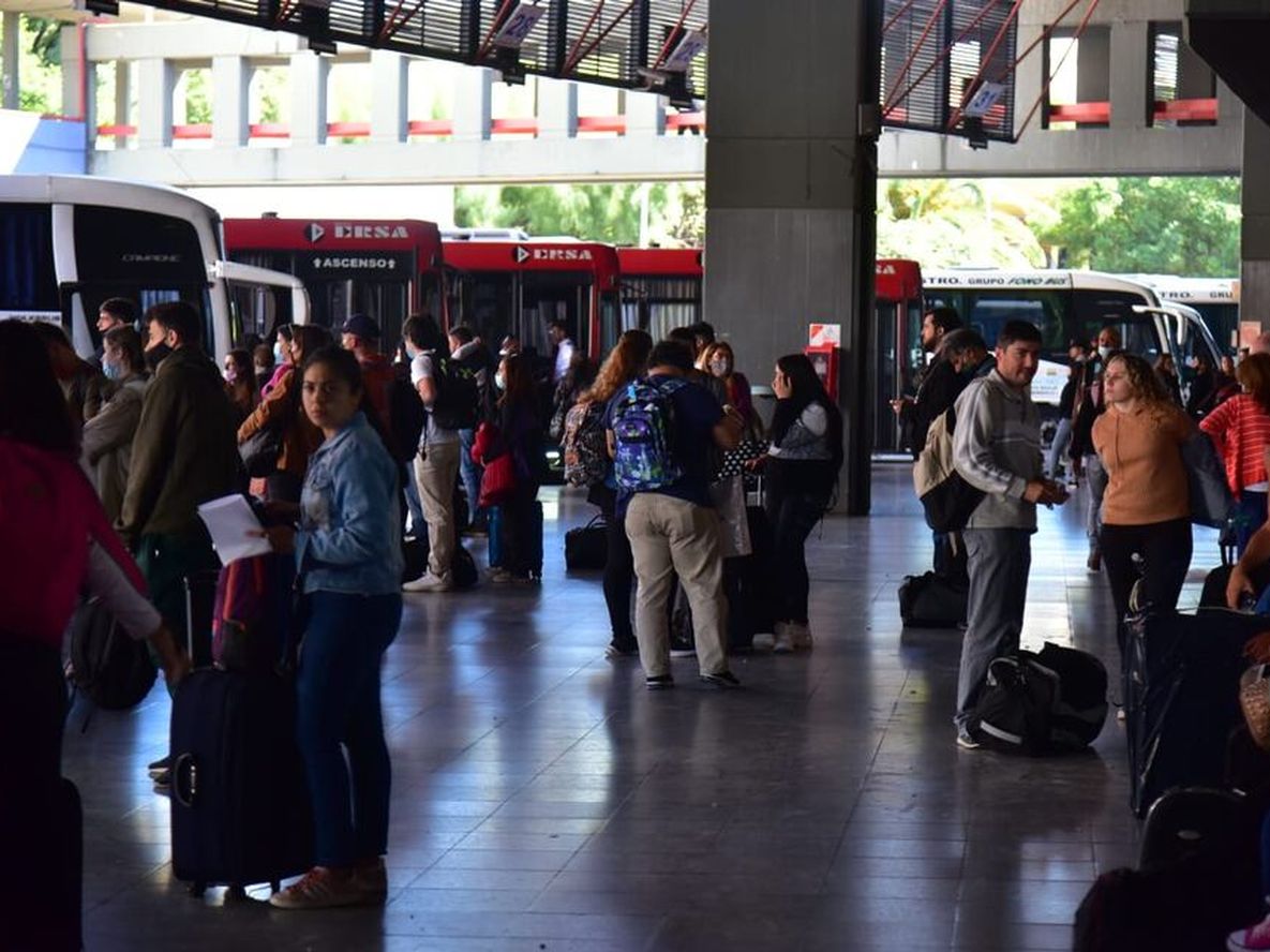 Intenso movimiento este jueves por el fin de semana largo de Pascua en la Terminal de Ómnibus de Córdoba. (Foto Facundo Luque/La Voz)