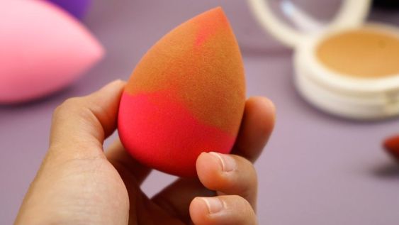 Una esponja de maquillaje limpia, mantiene una piel más sana y sin gérmenes.