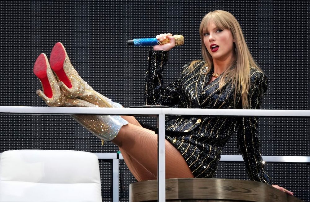 ARCHIVO - Taylor Swift se presenta en el estadio de Wembley como parte de su gira Eras el viernes 21 de junio de 2024 en Londres.(Foto Scott A Garfitt/Invision/AP, archivo)