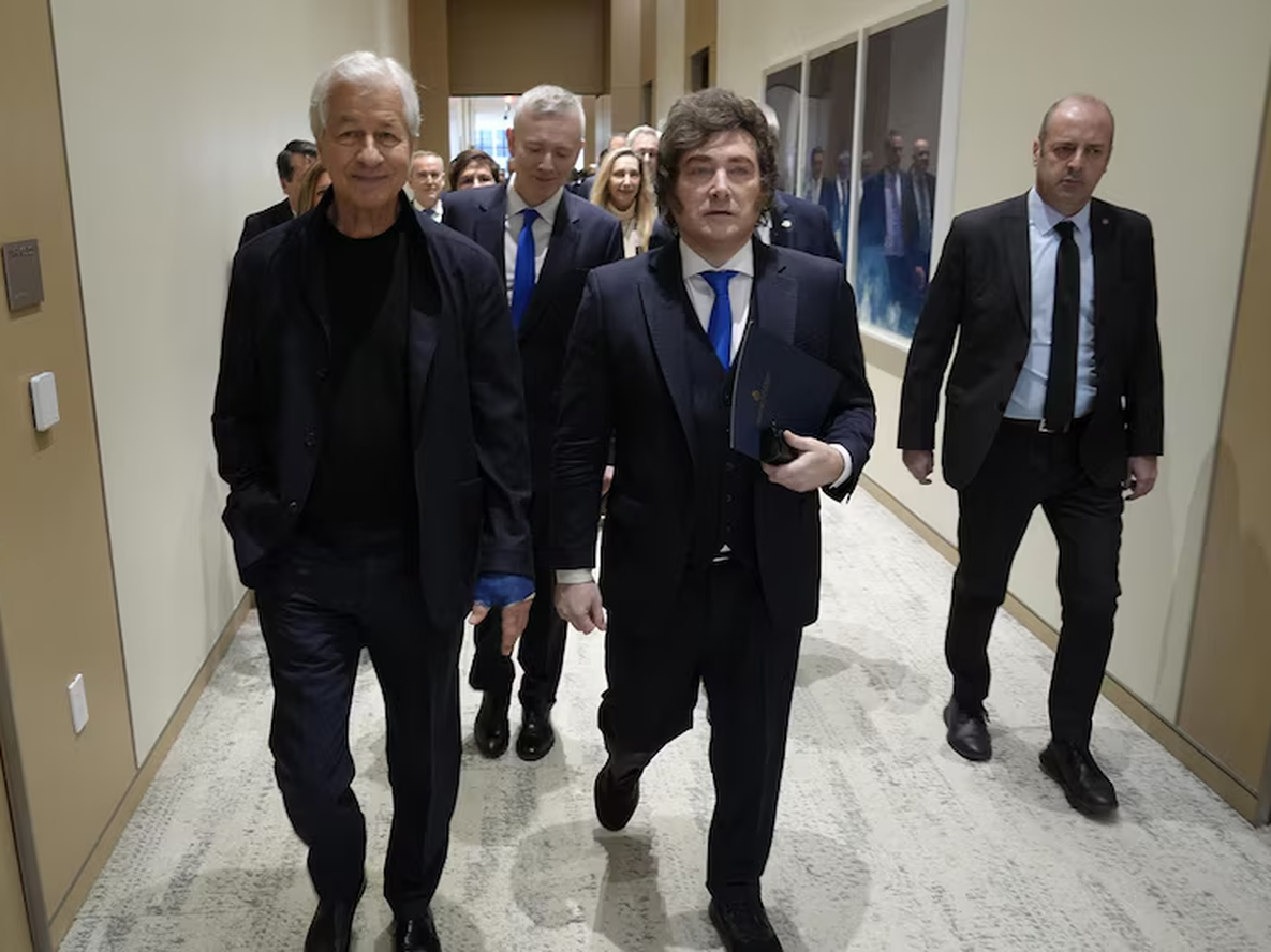 Javier Milei junto a Jamie Dimon durante el evento Argentina Week en Nueva York, donde el presidente hizo declaraciones que preocupan a la UIA