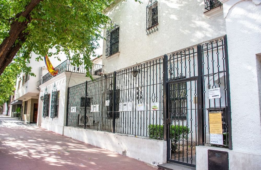 Desde octubre pasado, miles de personas visitan el consulado español en Ciudad, donde se entregan 50 turnos por día. | Foto: Mariana Villa / Los Andes