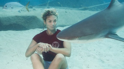 Cristina Zenato junto a un tiburón.&nbsp;