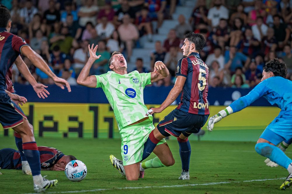 Entre sus trabajos, Gerzon ha cubierto partidos de fútbol del FC Barcelona.