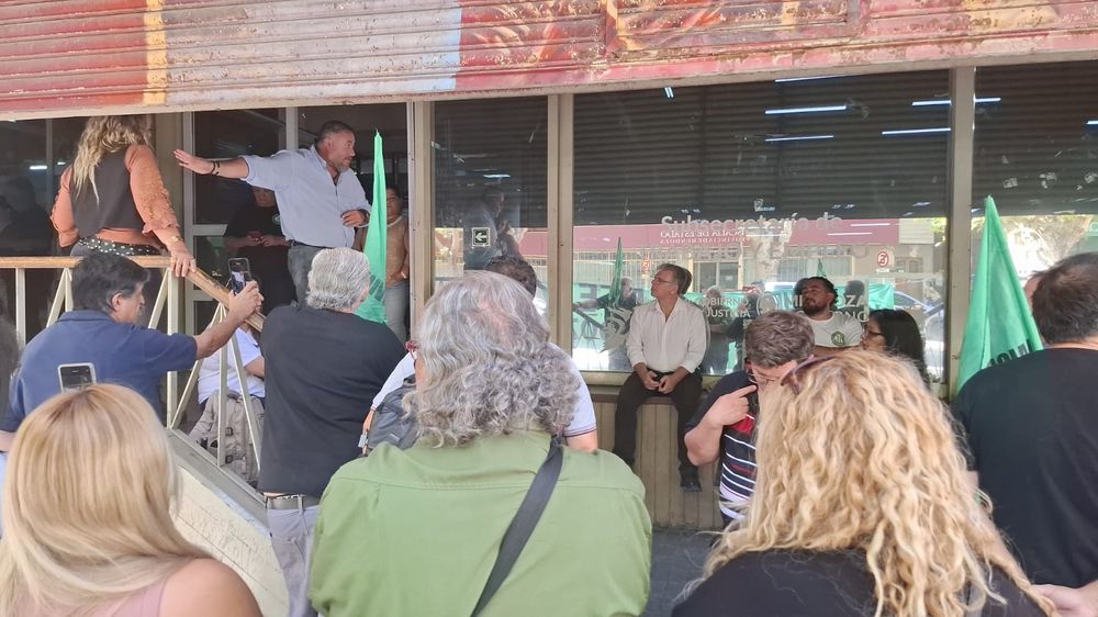 Roberto Macho, líder del gremio ATE, comunicó el rechazo al aumento salarial en las puertas de la Subsecretaría de Trabajo. Foto: ATE