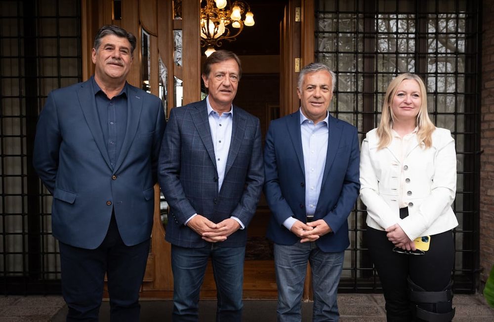 El gobernador Rodolfo Suarez recibió al gobernador electo Alfredo Cornejo y a su vicegobernadora Hebe Casado, compartieron un desayuno de trabajo en la residencia oficial.Foto: Ignacio Blanco / Los Andes