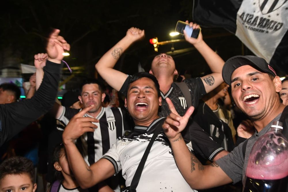 Festejos de los hinchas tras el ascenso del Lobo a primera
