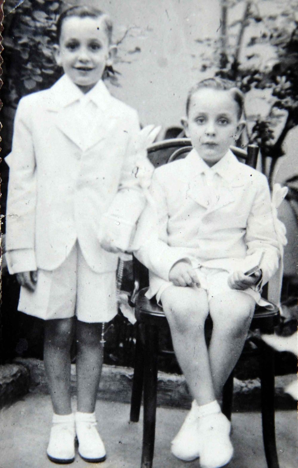 Fotografía sin fecha cedida por la hermana del papa Francisco, María Elena Bergoglio, de ella (d) con su hermano el día de su primera comunión. El papa Francisco falleció este lunes a las 7.35 horas (5.35 GMT), a los 88 años de edad, en su residencia de la Casa Santa Marta, anunció en un vídeo mensaje el camarlengo, el cardenal Kevin Joseph Farrel.&nbsp;