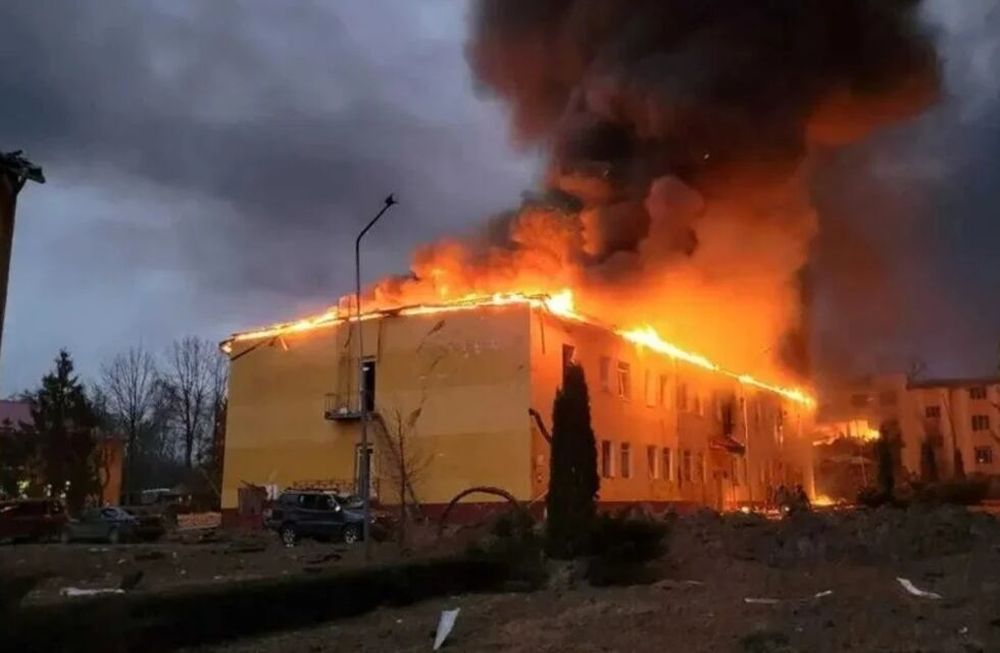 Parte de la base de Yavoriv en llamas tras el ataque ruso. La foto fue enviada a The New York Times por un soldado de la base.