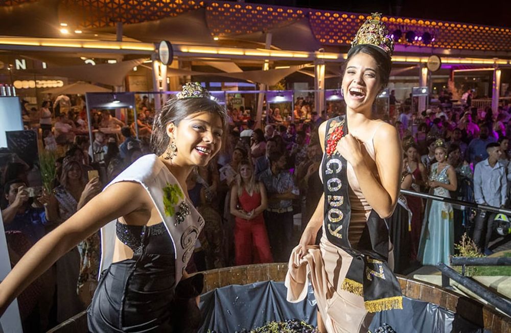 Las jóvenes ingresarán en los enormes tachos repletos de uva para realizar la tradicional y divertida celebración. | Foto: Archivo / Los Andes