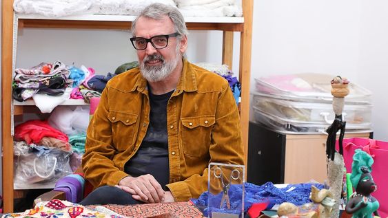 Más de treinta años de profesión y vistiendo a celebridades del mundo, Benito Fernández ahora se prueba como jurado de Corte & Confección