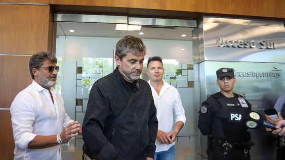 El secretario gremial de (APLA), Mateo Ferrería, se dirige a la reunión que se esta llevando a cabo en las oficinas del Aeroparque Jorge Newbery. Foto: Damian Dopacio / NA