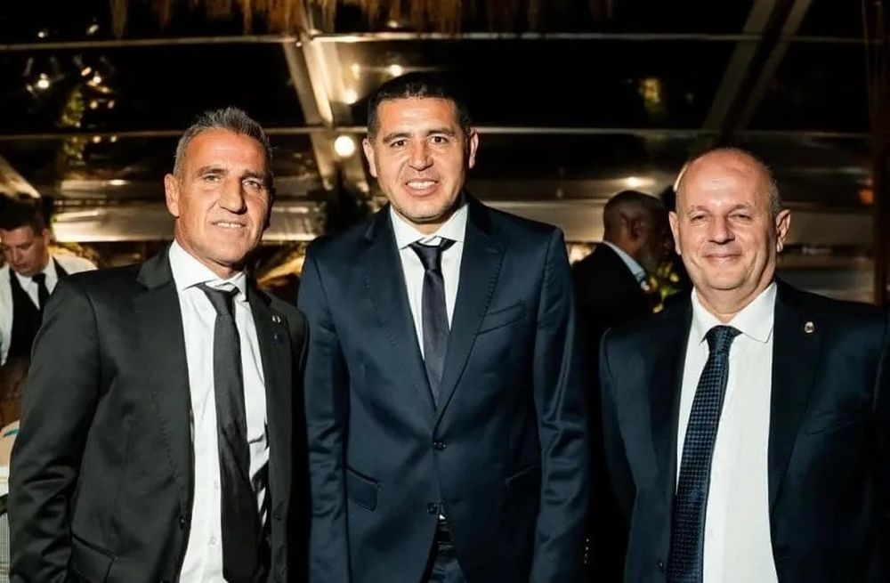 Juan Román Riquelme junto a Cascini y Rosica en Paraguay. El mundo Boca está muy tensionado.&nbsp;