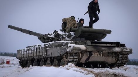 Los Andes | En esta imagen de archivo, soldados ucranianos practican en un tanque durante un entrenamiento militar en Ucrania, el 6 de diciembre de 2023. (AP Foto/Efrem Lukatsky, archivo)