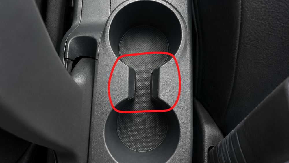 Pocos lo saben por qué el portavasos del auto tiene ese espacio en el medio y qué función cumple realmente