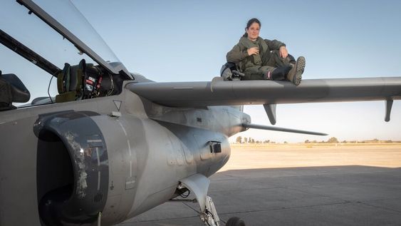 Sofía Vier tuvo en la provincia su primer Vuelo Solo como aviadora de combate. No le interesa ser la primera mujer, sino ser buena piloto. Foto: Ignacio Blanco / Los Andes