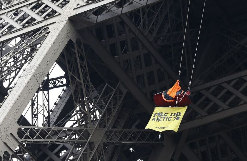 Activista de Greenpeace escaló la torre Eiffel para pedir que liberen a los detenidos en Rusia