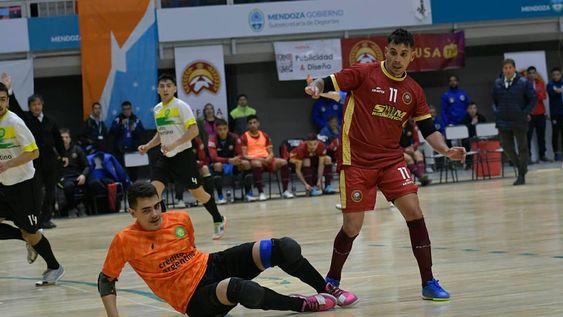 Nicolás Páez intenta definir ante la salida del arquero Ríos. Mendoza comenzó con el pie derecho en el Argentino de Selecciones. Foto: Orlando Pelichotti / Los Andes