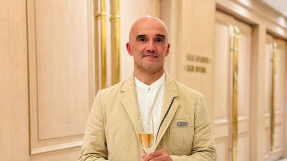 Gustavo Agostini, enólogo e ingeniero agrónomo, cuenta con una amplia trayectoria en la industria vitivinícola, en especial en el mundo de las burbujas. Ha vinificado en distintas partes del planeta. Ahora le toca el turno en la Champaña, Francia, en una de las marcas de mayor prestigio mundial, Dom Pérignon, incorporándose este mes al equipo enológico.