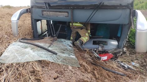 Un colectivo y un auto chocaron en la ruta 40 y la conductora del vehículo menor perdió la vida. Foto gentileza Bomberos Voluntarios.