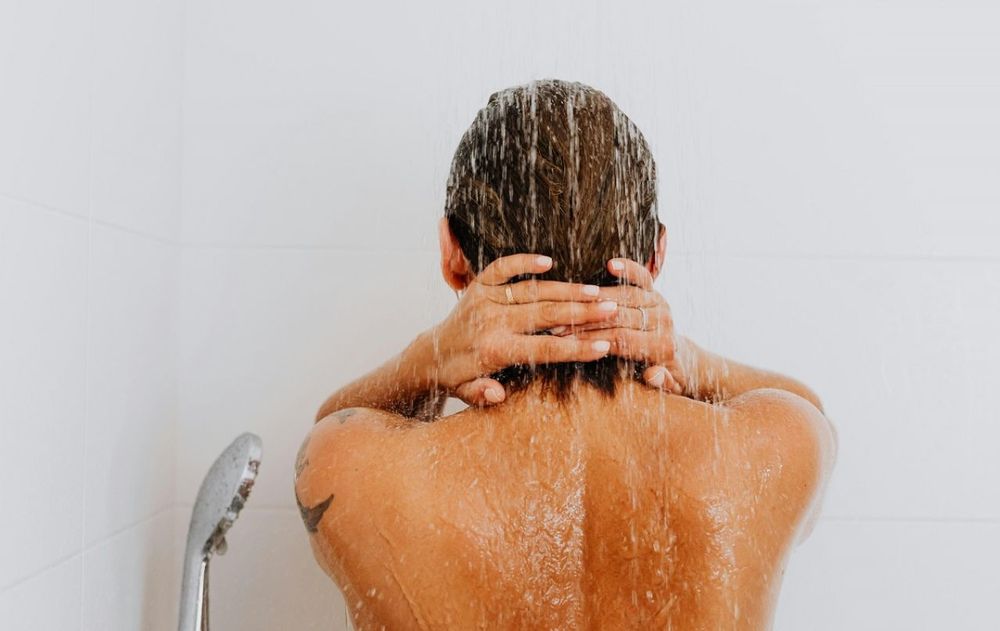 El agua caliente en invierno es un factor determinante para el cuidado de tu piel en la ducha.