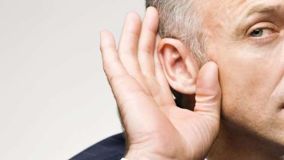 ¿Por qué es importante escuchar con ambos oídos?