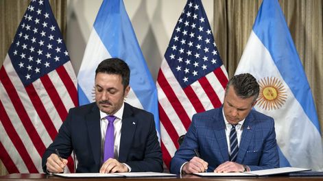 Protagonismo. El mendocino Luis Petri firmó esta semana un acuerdo con el jefe del Pentágono, el secretario de Defensa de Pete Hegseth, para que el Ejército Argentino reciba blindados de su par estadounidense.