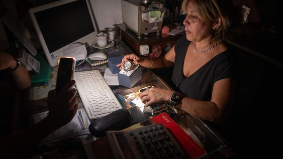 Apagón en Mendoza: una falla en el sistema de transporte nacional dejó a gran parte de la provincia sin luz. La subsecretaria de Planeamiento Energético de Nación, Mariela Beljansky, planteó el crecimiento de este sistema no acompañó el incremento de la demanda, por lo que en gran parte del país está operando en condiciones en las que, frente a una mínima falla, va a colapsar. Foto: Ignacio Blanco / Los Andes