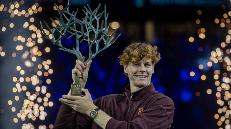 El italiano Jannik Sinner posa con el trofeo tras ganar la final contra el canadiense Felix Auger-Aliassime en el torneo de tenis ATP Masters de París.