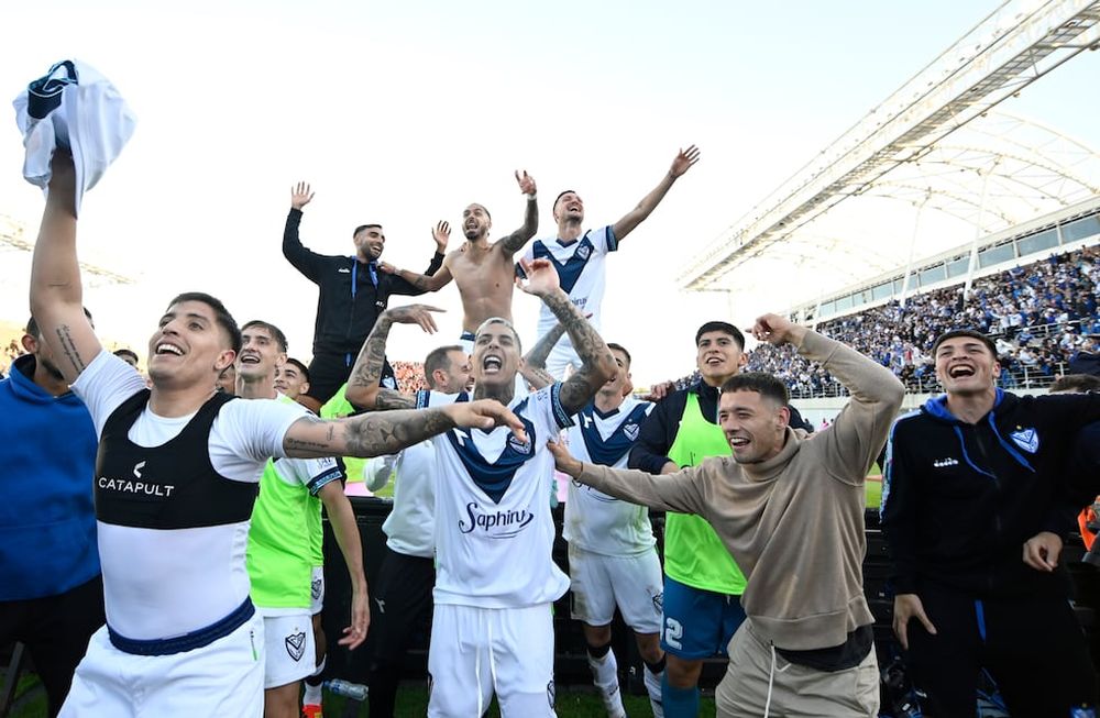 Todo Vélez festejando el triunfo por penales sobre Argentinos Juniors en la Copa de la Liga. (Fotobaires)