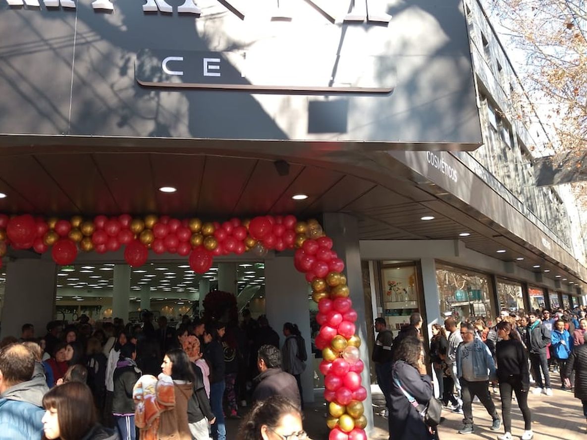 Nuevo bazar chino Yafanni Center en el centro de Mendoza. Foto: Marcelo Rolland / Los Andes