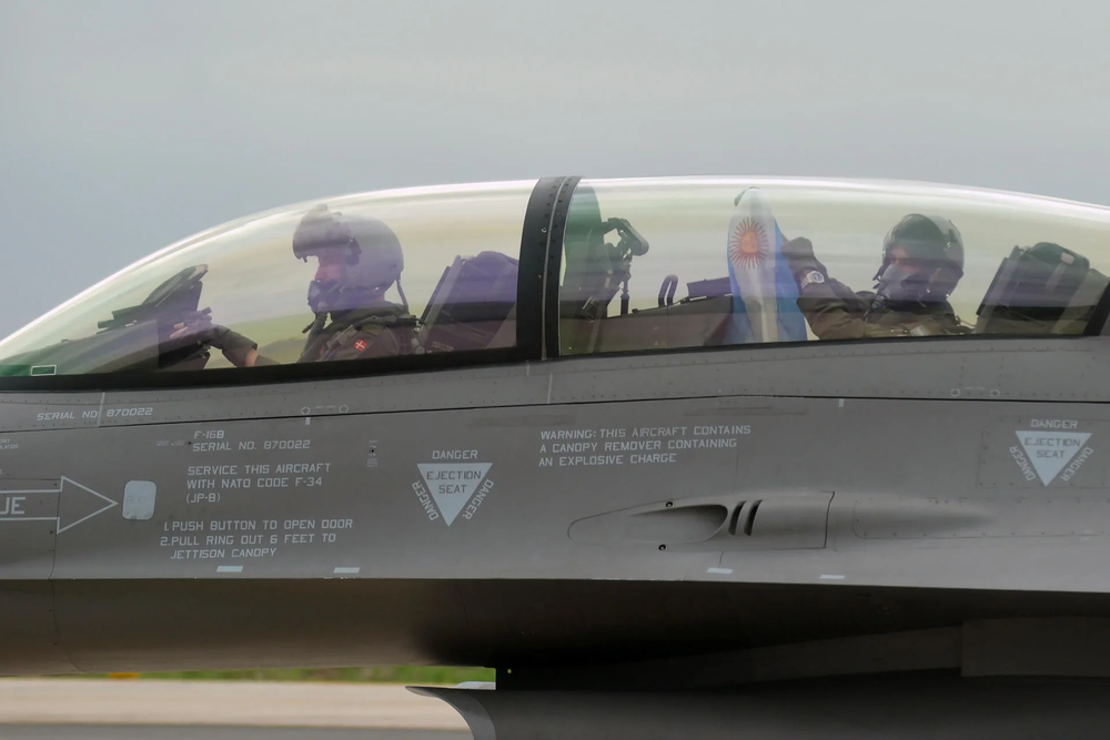 Un piloto exhibe la bandera argentina dentro de un avión de combate F-16 en Río Cuarto, provincia de Córdoba