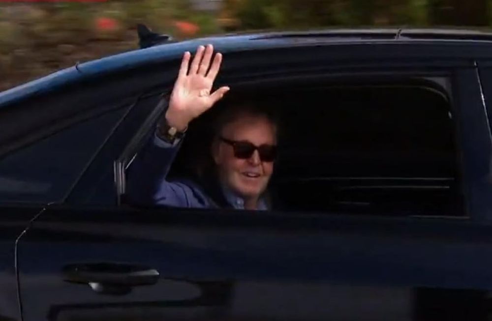 La llegada de Paul McCartney a Córdoba. Se dio tarde anoche.